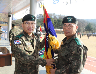 전동진 지상작전사령관(왼쪽)이 강호필 신임 군단장에게 부대기를 이양하고 있다