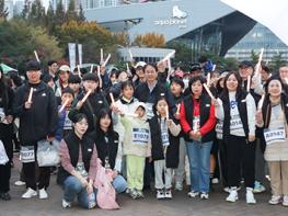 ‘2025 고양 호롱불 나이트워크’ 이동환 고양시장, 시민과 함께 걷다  기사 이미지