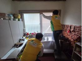 신천지자원봉사단 의정부지부, 겨울 한파 속 ‘문풍지 부착과 단열재 설치’ 봉사 전개 기사 이미지