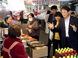 설 앞두고 전통시장 찾은 이동환 고양시장… 기사 이미지