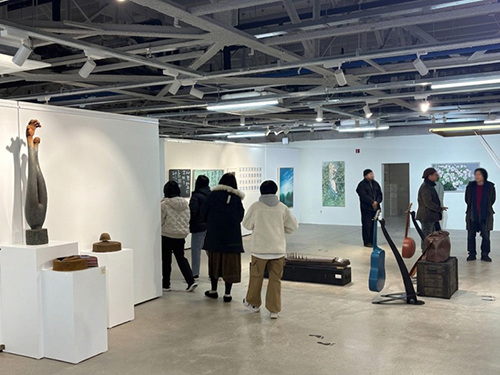 파주 평화뮤지엄 에스(S)827, 봄 햇살 따라 시민들로 북적