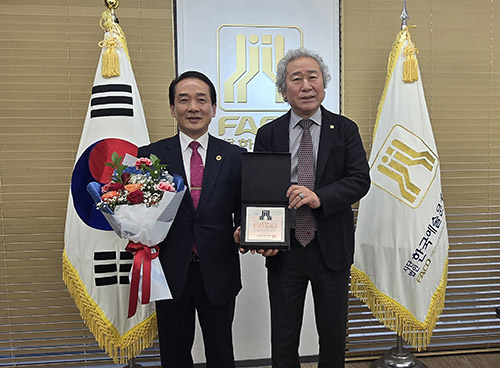 "다선 김승호 시인 (사)한국예술문화단체총연합회로 부터 공로패 수상"