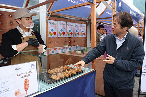 이동환 고양시장, 고양시 특산물 팝업스토어 ‘가와지쌀도그’ 부스 방문