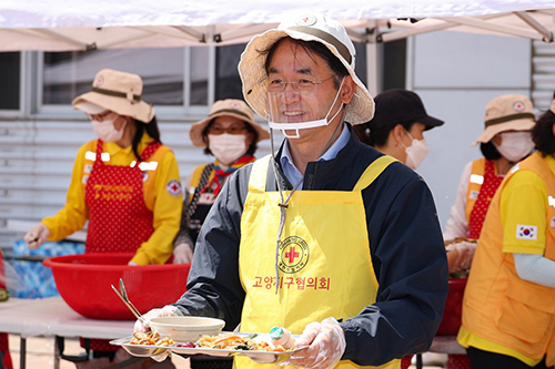 이동환 고양시장, 대한적십자사 봉사회 무료급식 현장 봉사