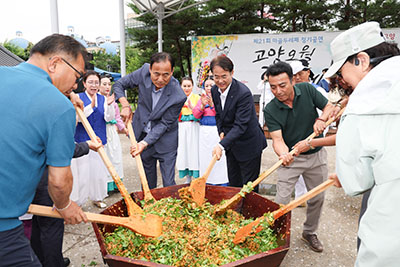 이동환 고양시장, 제21회 고양오월단오제서 비빔밥 만들기 체험