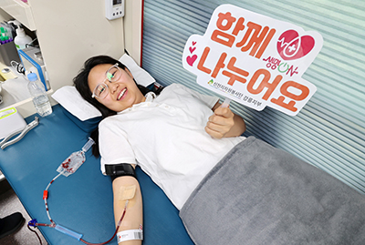 강릉지부 봉사자가 헌혈캠페인에 참여해 헌혈을 하고 있다