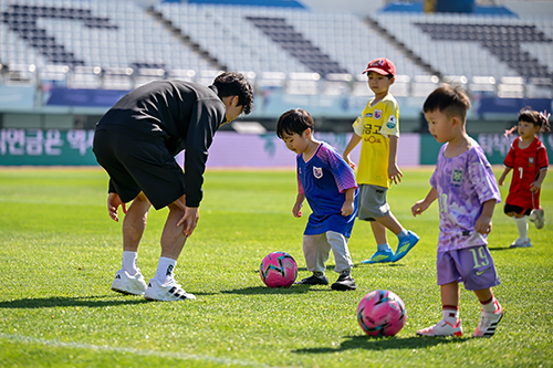 ‘코스모스 스페셜 유니폼’ 입는 파주 프런티어 FC,